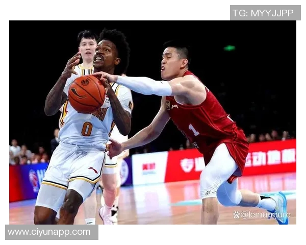 篮球明星与女孩亲密合照展现青春活力与梦想追逐的精彩瞬间